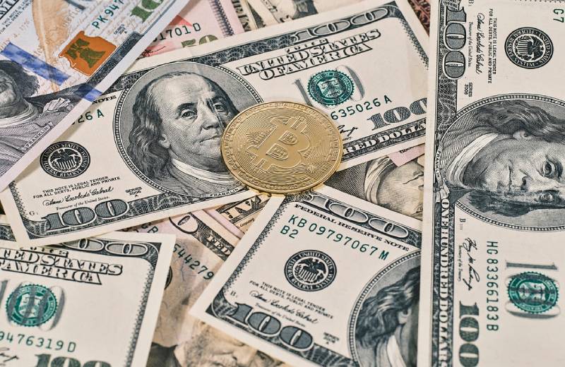 us dollars currency shifts, Image by Engin Akyurt from Pixabay